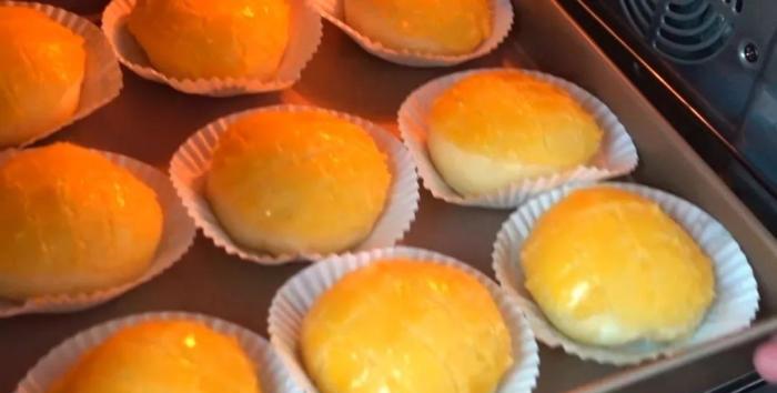 烘烤中的菠蘿包